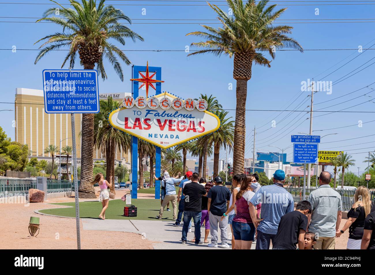 Las Vegas, 25. JUL 2020 - viele Menschen stehen Schlange, um das  "Willkommen in fabelhaften Las Vegas"-Zeichen zu fotografieren  Stockfotografie - Alamy