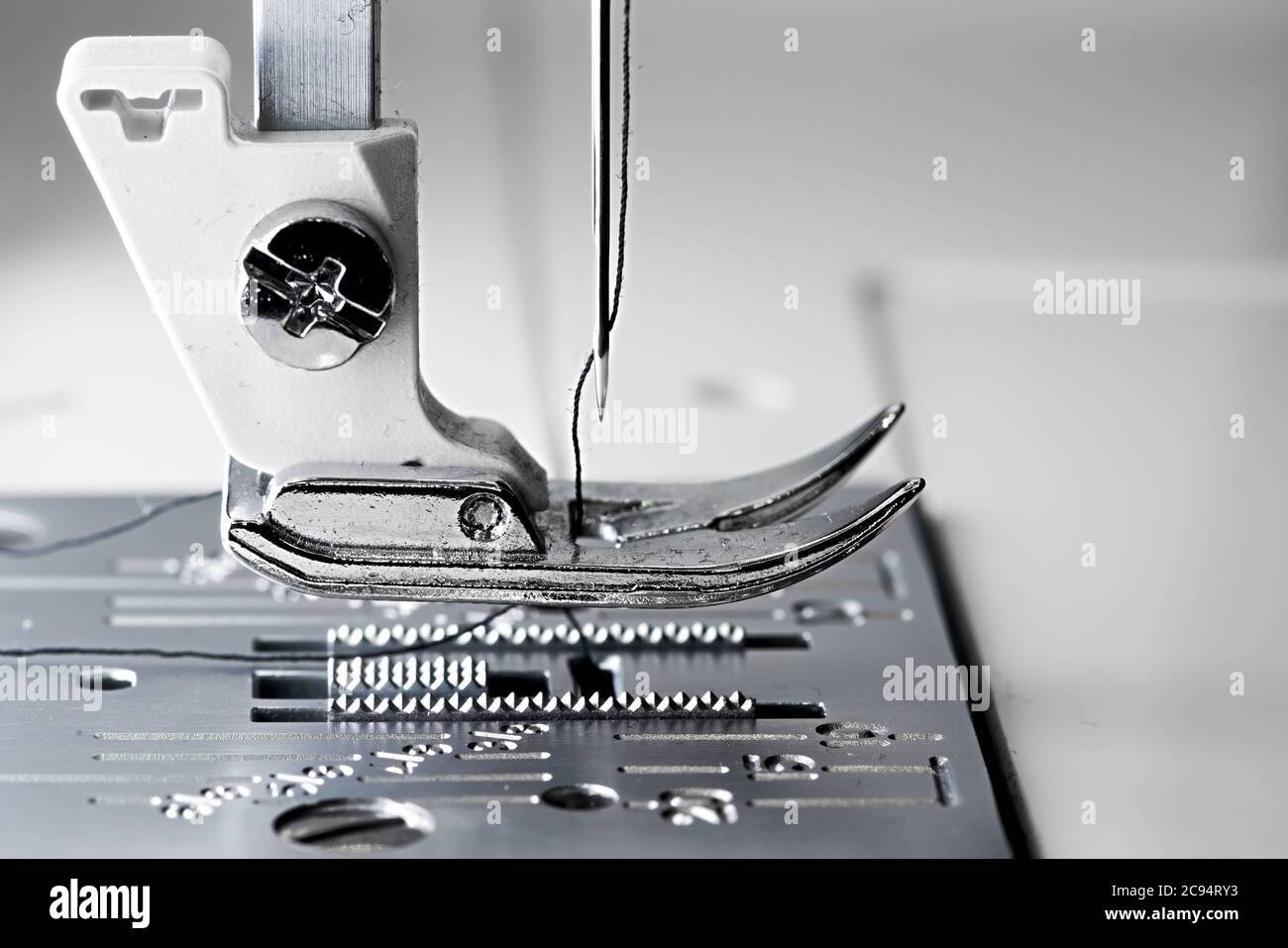 5 - Makro Nähmaschine Seitenansicht mit flachen Fuß Platte bereit zu nähen. Stockfoto