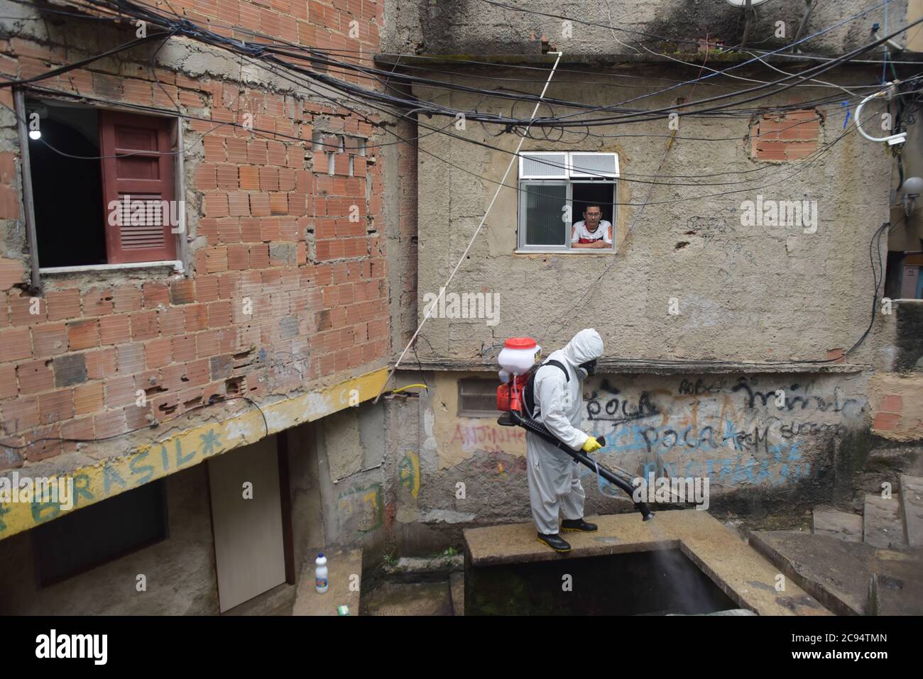 RIO DE JANEIRO,BRASILIEN,APRIL,10,2020: Bewohner der Favela dona marta in rio de janeiro sammeln die covid-19 mit eigener Reinigung Stockfoto