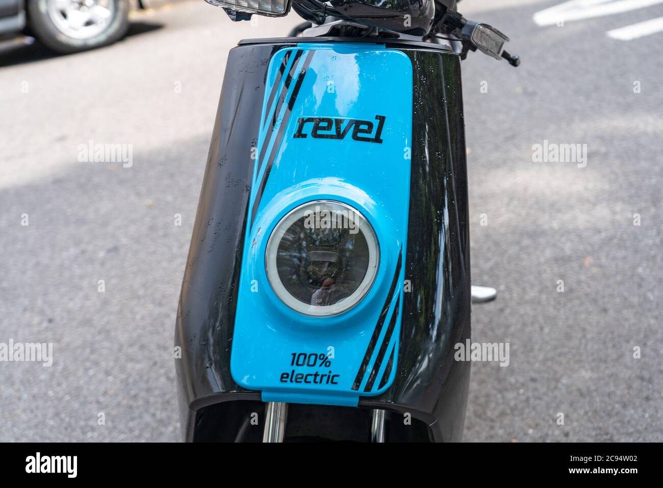 Ein Moped von Revel wird ungenutzt auf der Straße im Stadtteil Queens in New York City geparkt.das immer beliebter werdende App-basierte Scooter-Sharing-Unternehmen stoppte den Betrieb in New York City und verpflichtete sich, Sicherheitsmaßnahmen zu überprüfen und zu verstärken, nachdem zwei Kunden im Juli bei separaten Abstürzen ums Leben gekommen waren Bei der Verwendung der elektrischen Zweiräder. Revel's Vermietung Roller haben sich zu einem gemeinsamen Anblick auf den Straßen von New York City in den letzten Wochen, als Bewohner meiden öffentlichen Verkehr aufgrund der Coronavirus-Pandemie. Stockfoto