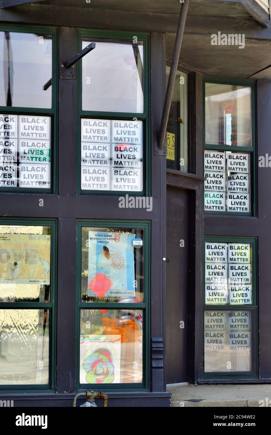 Chicago, Illinois, USA. Serie von Black Lives Matter-Schildern in den Fenstern eines Unternehmens im Viertel East Pilsen auf der Südseite Chicagos. Stockfoto