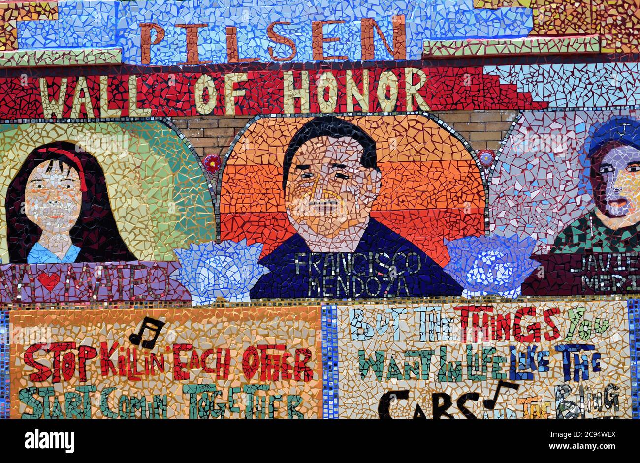 Chicago, Illinois, USA. Bunte Mosaikfliesen Wandbild auf der Seite eines Gebäudes in der Pilsen Nachbarschaft auf der Südseite der Stadt angewendet. Stockfoto