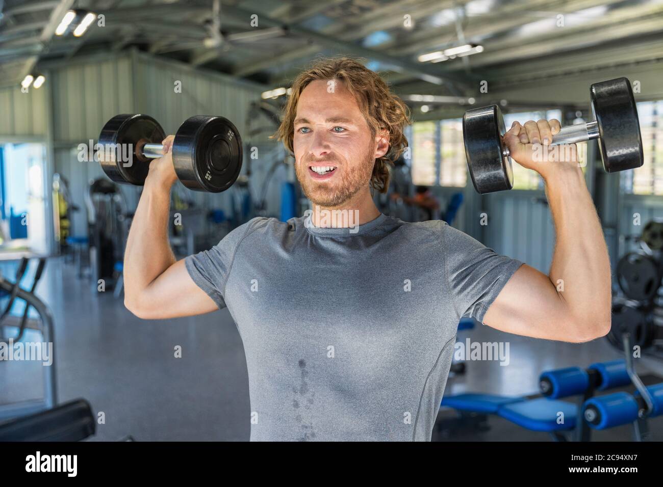 Im Fitness-Studio Lässt Sie Sich Knallen Im Fitness-Studio Lässt Sie Sich Knallen