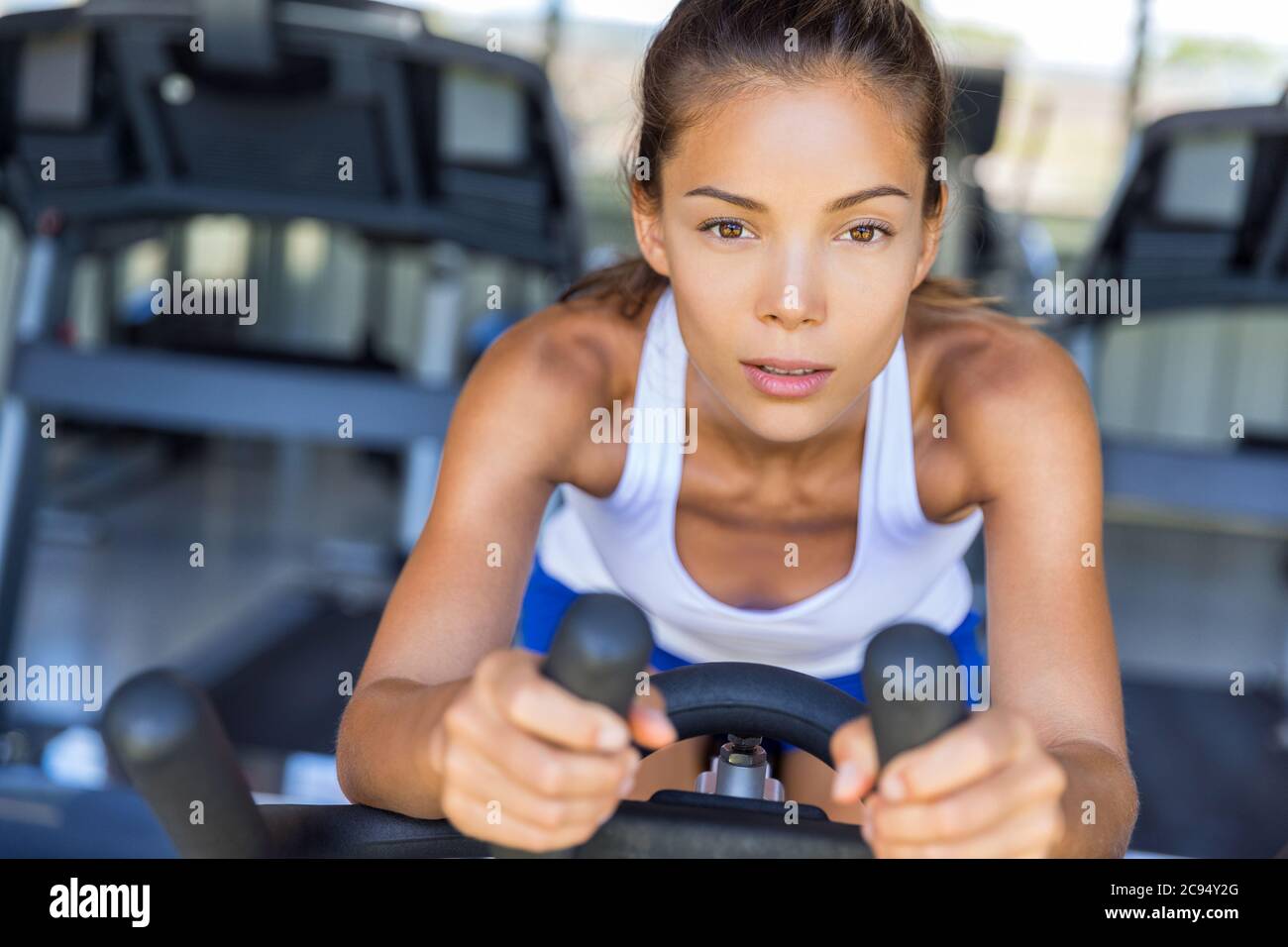 Ausdauertraining Fitness Frau dabei Cardio-Training. Übung auf Turnhalle Fahrrad Stockfoto
