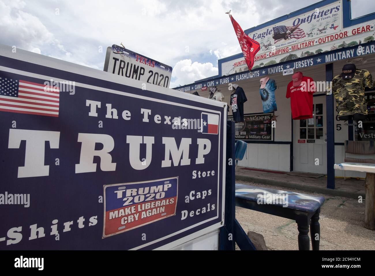 Llano, Texas USA 28. Juli 2020: Trump-Memorabilien schmücken das Eagle Outfitters-Geschäft in der Innenstadt von Llano in Zentral-Texas weniger als vier Monate vor den Wahlen 2020, wenn Präs. Donald Trump zur Wiederwahl kandidieren wird. Kredit: Bob Daemmrich/Alamy Live Nachrichten Stockfoto