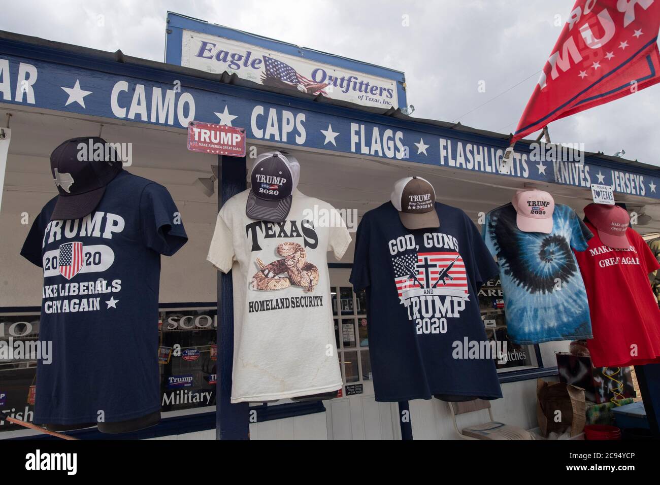 Llano, Texas USA 28. Juli 2020: Trump-Memorabilien schmücken das Eagle Outfitters-Geschäft in der Innenstadt von Llano in Zentral-Texas weniger als vier Monate vor den Wahlen 2020, wenn Präs. Donald Trump zur Wiederwahl kandidieren wird. Kredit: Bob Daemmrich/Alamy Live Nachrichten Stockfoto