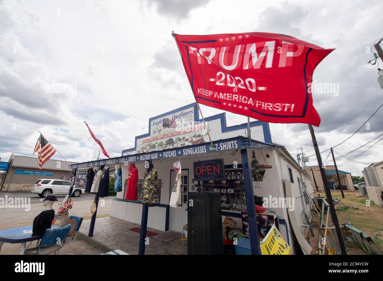 Llano, Texas USA 28. Juli 2020: Trump-Memorabilien schmücken das Eagle Outfitters-Geschäft in der Innenstadt von Llano in Zentral-Texas weniger als vier Monate vor den Wahlen 2020, wenn Präs. Donald Trump zur Wiederwahl kandidieren wird. Kredit: Bob Daemmrich/Alamy Live Nachrichten Stockfoto