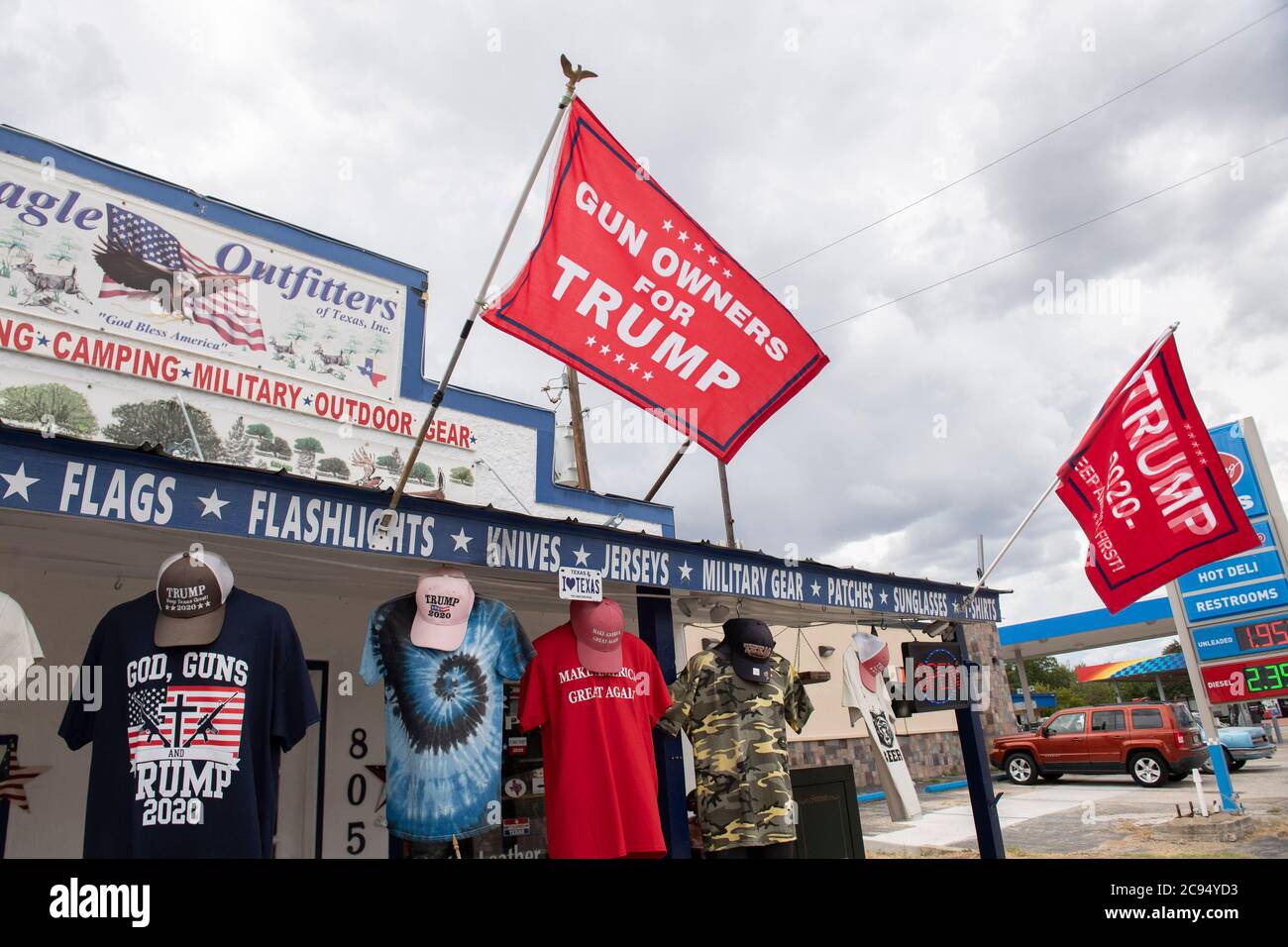 Llano, Texas USA 28. Juli 2020: Trump-Memorabilien schmücken das Eagle Outfitters-Geschäft in der Innenstadt von Llano in Zentral-Texas weniger als vier Monate vor den Wahlen 2020, wenn Präs. Donald Trump zur Wiederwahl kandidieren wird. Kredit: Bob Daemmrich/Alamy Live Nachrichten Stockfoto