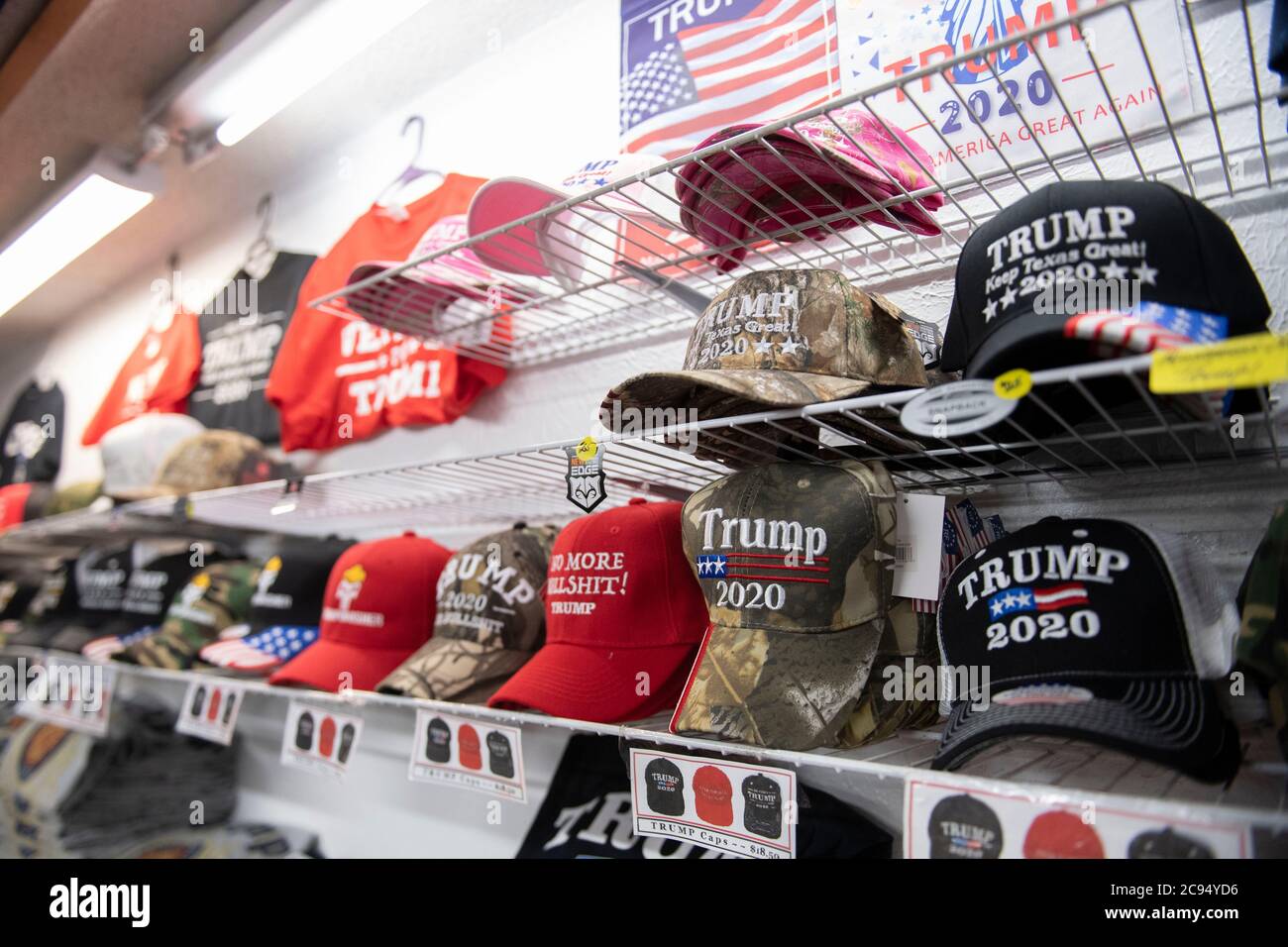 Llano, Texas USA 28. Juli 2020: Trump-Memorabilien schmücken das Eagle Outfitters-Geschäft in der Innenstadt von Llano in Zentral-Texas weniger als vier Monate vor den Wahlen 2020, wenn Präs. Donald Trump zur Wiederwahl kandidieren wird. Kredit: Bob Daemmrich/Alamy Live Nachrichten Stockfoto