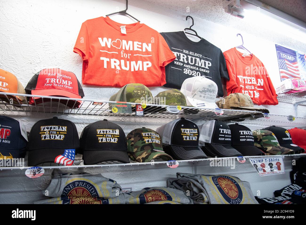 Llano, Texas USA 28. Juli 2020: Trump-Memorabilien schmücken das Eagle Outfitters-Geschäft in der Innenstadt von Llano in Zentral-Texas weniger als vier Monate vor den Wahlen 2020, wenn Präs. Donald Trump zur Wiederwahl kandidieren wird. Kredit: Bob Daemmrich/Alamy Live Nachrichten Stockfoto