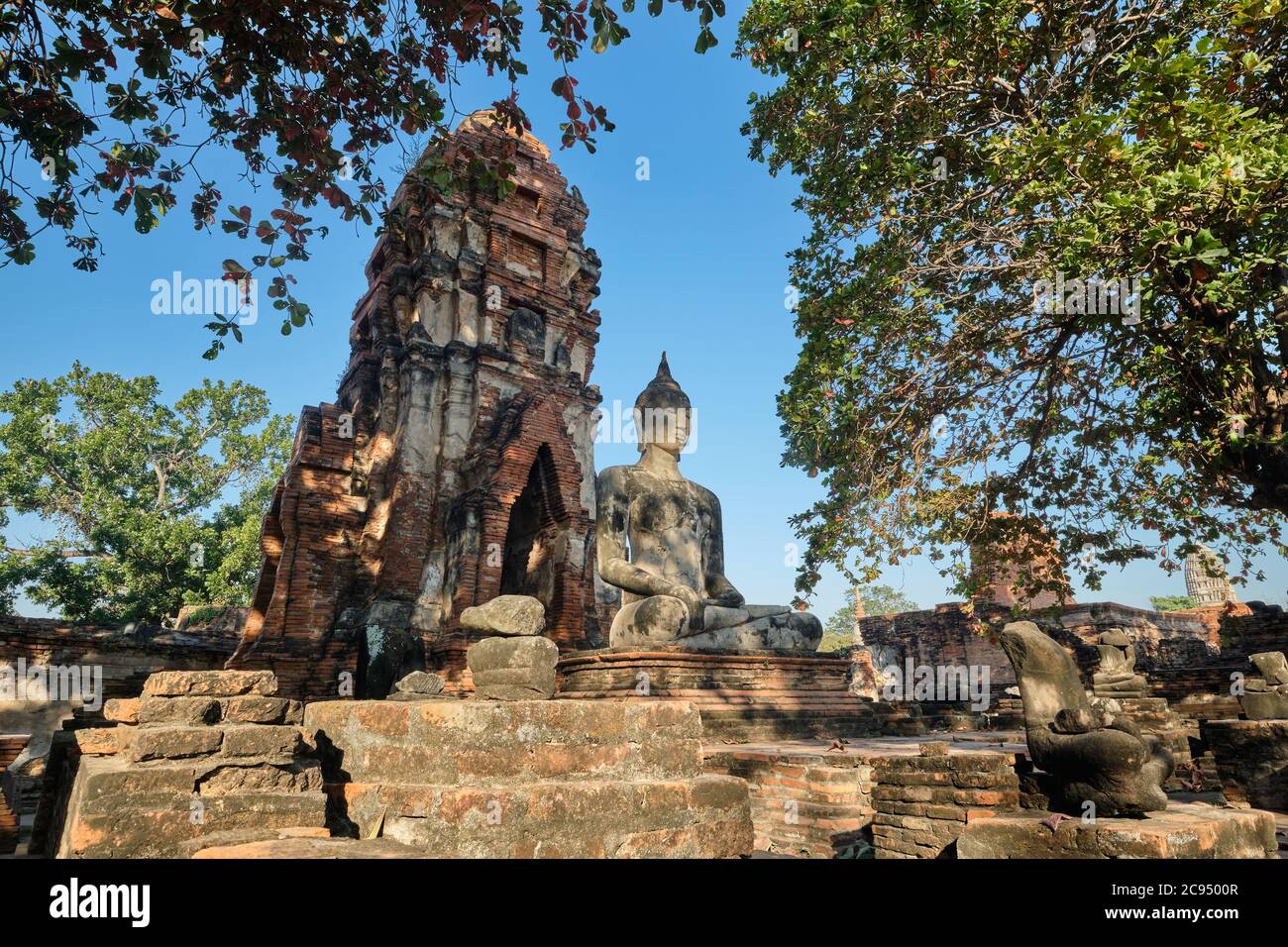 Eine Buddha-Statue im Wat Mahathat (Wat Maha That) im Ayutthaya Historical Park in der ehemaligen Hauptstadt Ayutthaya, Thailand Stockfoto