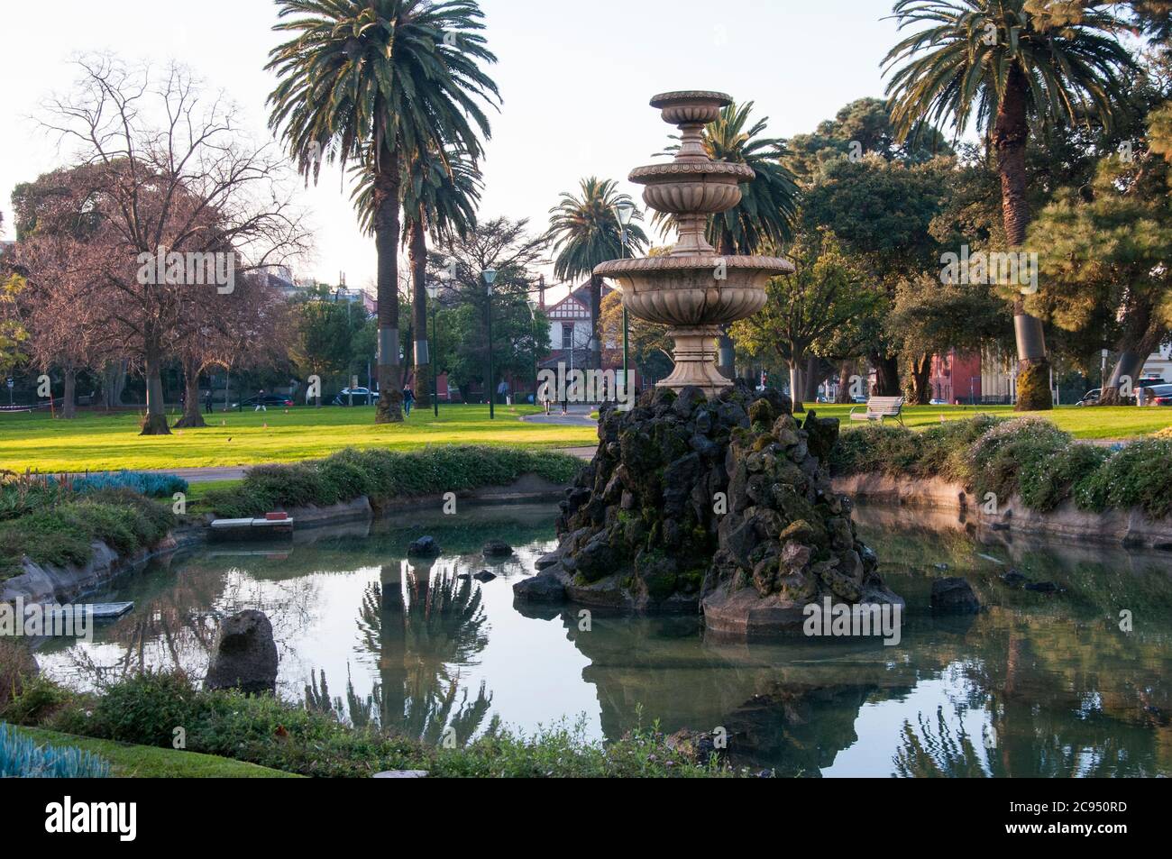 Fitzroy Gardens umfasst 26 ha Landschaftsgärten aus viktorianischer Zeit am südöstlichen Rand des Geschäftsviertels von Melbourne, Victoria, Australien. Stockfoto