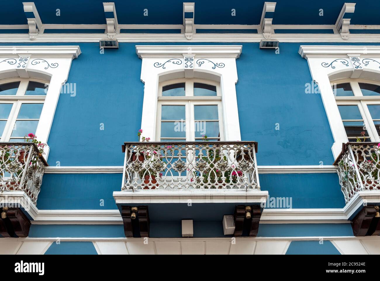 Architektur im Kolonialstil mit blauer und weißer Fassade und Balkon, Quito, Ecuador. Stockfoto