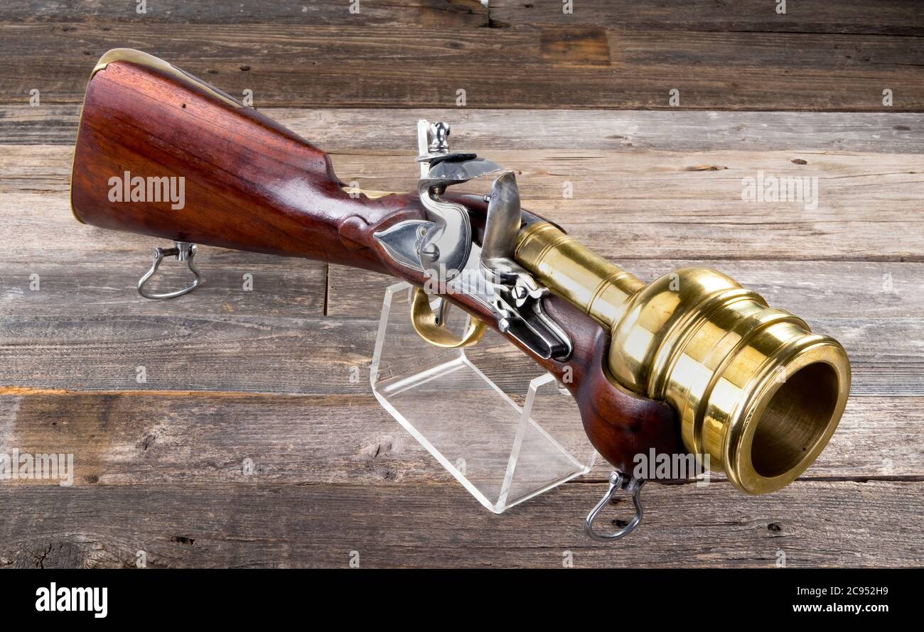 Flintlock Handmörtel / Granatwerfer mit massiven 2.5-Zoll-Messingfass. Stockfoto