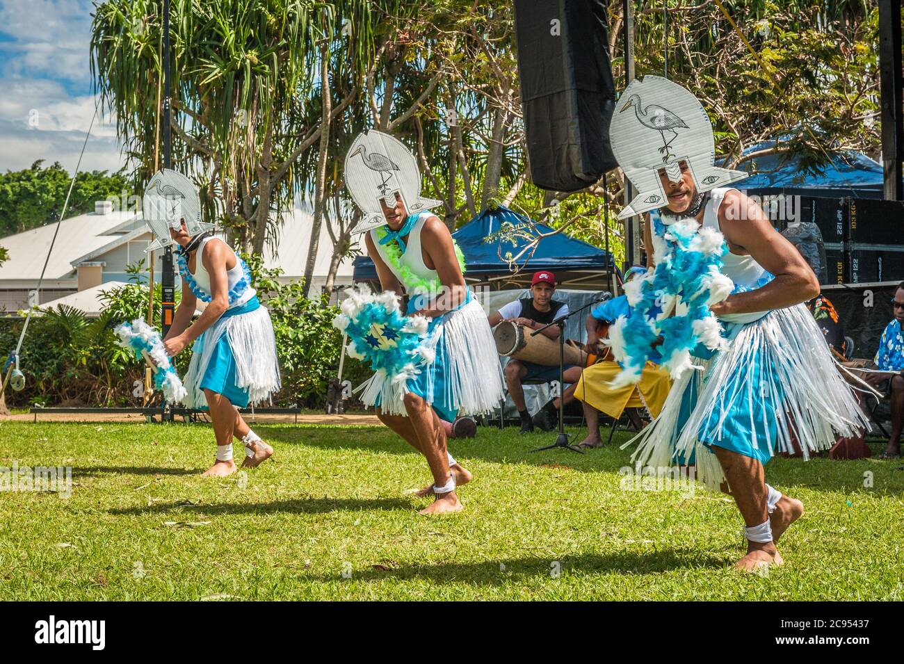 Torres Strait Island Tänzer in spektakulären Kostümen und berühmte Headress treten beim Indigenous Art and Culture Festival in Cairns, Queensland, auf. Stockfoto