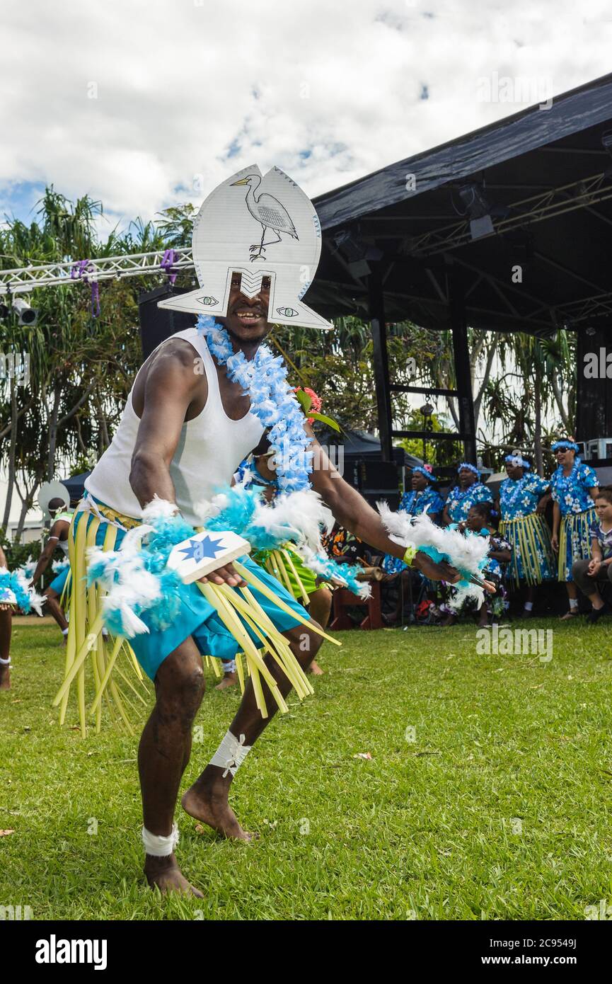 Torres Strait Island Tänzer in spektakulären Kostümen und berühmte Headress treten beim Indigenous Art and Culture Festival in Cairns, Queensland, auf. Stockfoto