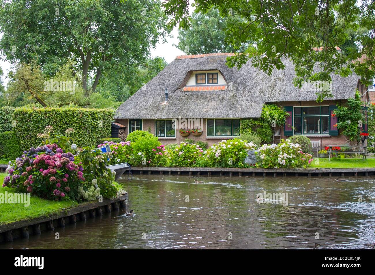 GIETHOORN, Niederlande - typisch holländische Grafschaft Seite der Häuser  und Gärten Stockfotografie - Alamy