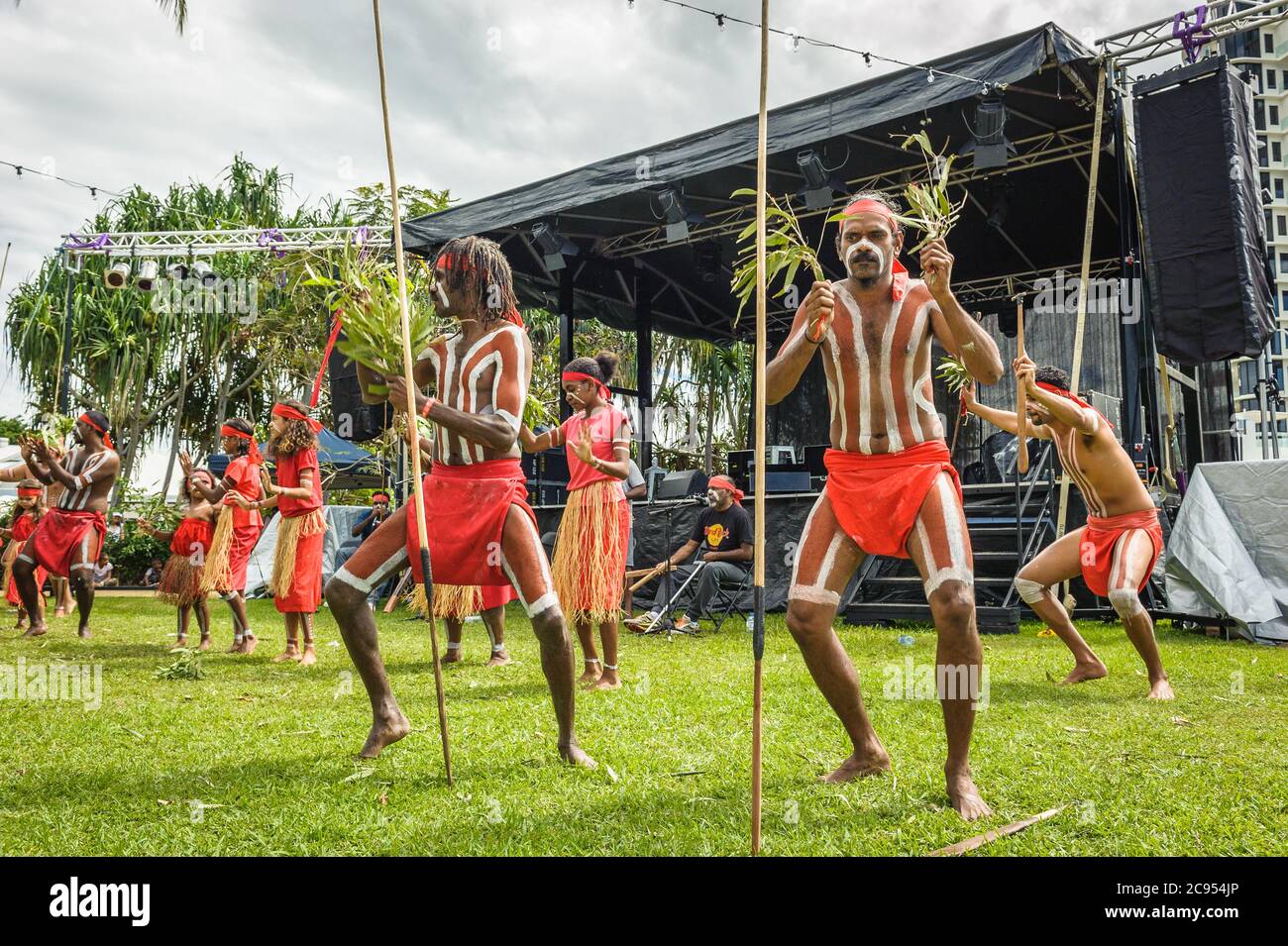 Traditionelle Aboriginal-Tänzer aus Yarrabah in Queensland, Australien treten für Touristen beim Kunst- und Kulturfestival der Ureinwohner in Cairns auf. Stockfoto