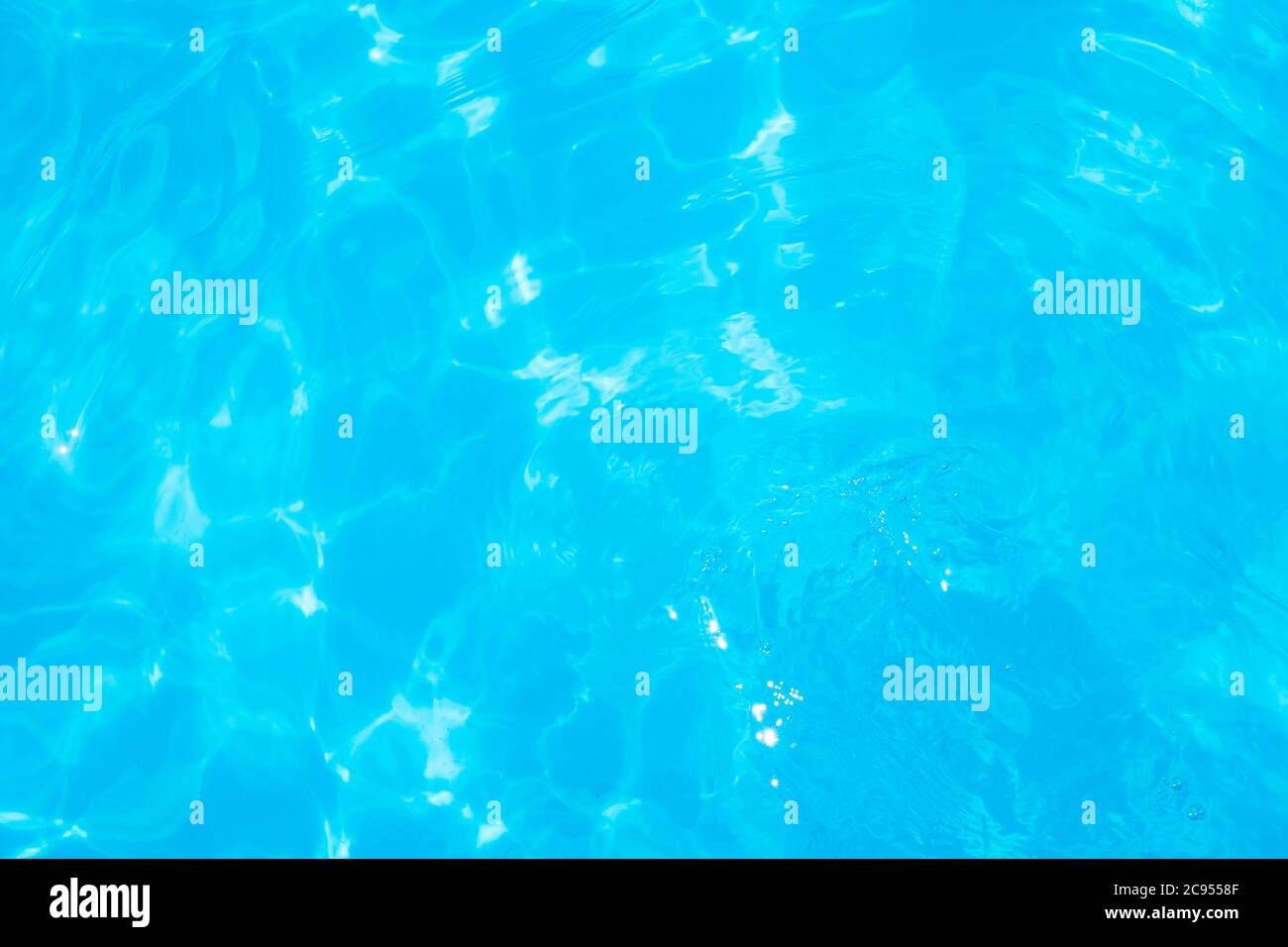 Oberfläche des blauen Schwimmbades, Hintergrund des Wassers im Schwimmbad. Schöne blaue Wasser Hintergrund Stockfoto