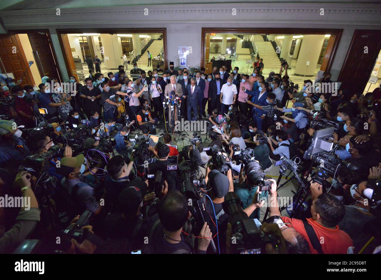 Peking, Malaysia. Juli 2020. Der ehemalige malaysische Premierminister Najib Razak spricht mit den Medien, bevor er das Gericht in Kuala Lumpur, Malaysia, verlässt, 28. Juli 2020. Der ehemalige malaysische Premierminister Najib Razak wurde am Dienstag in einem Fall im Zusammenhang mit SRC International, einer ehemaligen Einheit des staatlichen Investmentfonds 1Malaysia Development Berhad (1MDB), wegen Machtmissbrauchs, strafrechtlicher Vertrauensverletzung und Geldwäsche für schuldig befunden. Das Urteil ist das erste in mehreren Korruptionsverfahren gegen Najib. Quelle: Chong Voon Chung/Xinhua/Alamy Live News Stockfoto