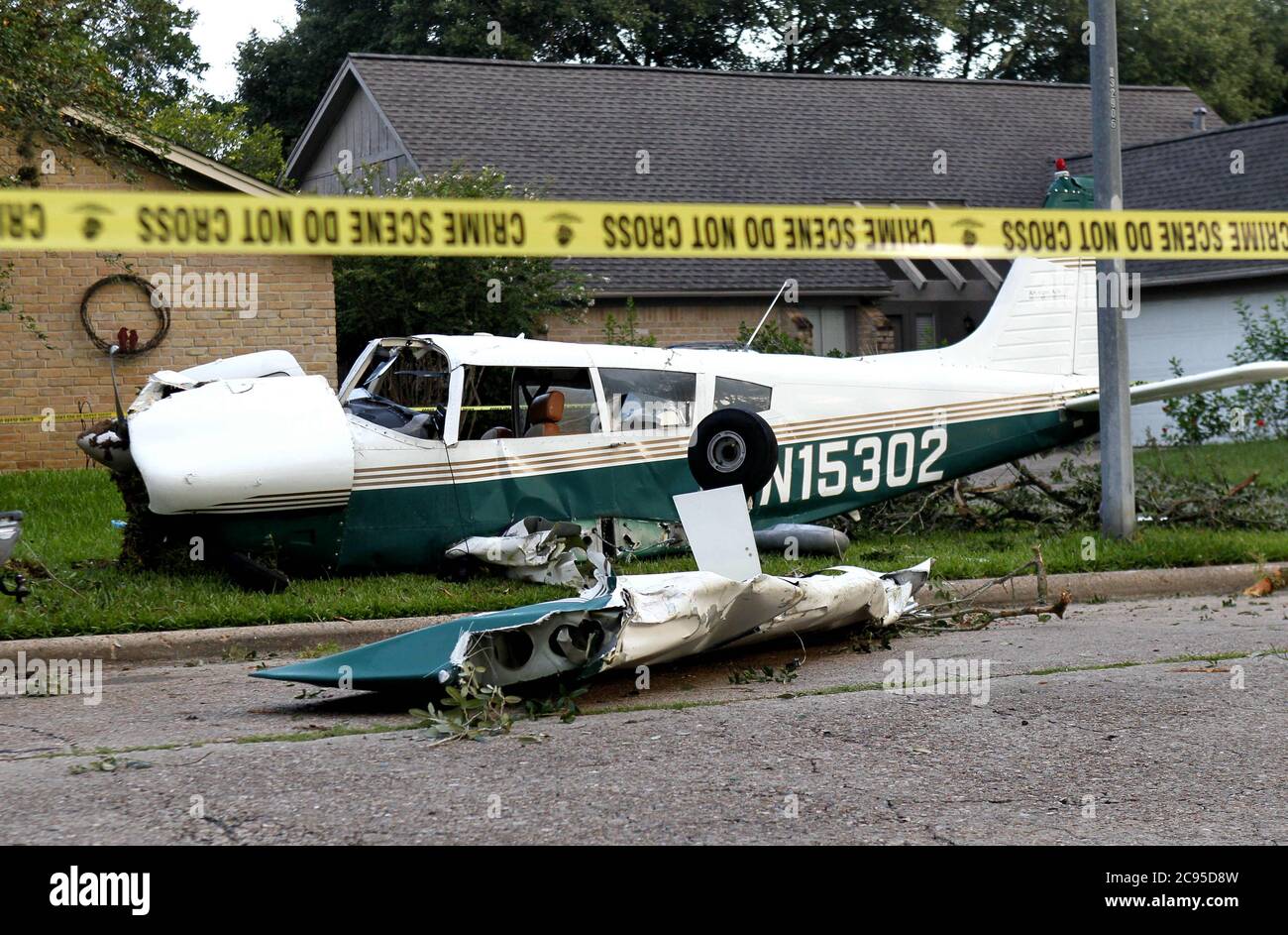 Peking, China. Juli 2020. Das am 28. Juli 2020 aufgenommene Foto zeigt die Szene eines Flugzeugabsturzes im Raum Houston in Texas, USA. Zwei Menschen wurden verletzt, als das kleine Flugzeug am Dienstagmorgen in eine Nachbarschaft in Houston abstürzte. Quelle: Steven Song/Xinhua/Alamy Live News Stockfoto