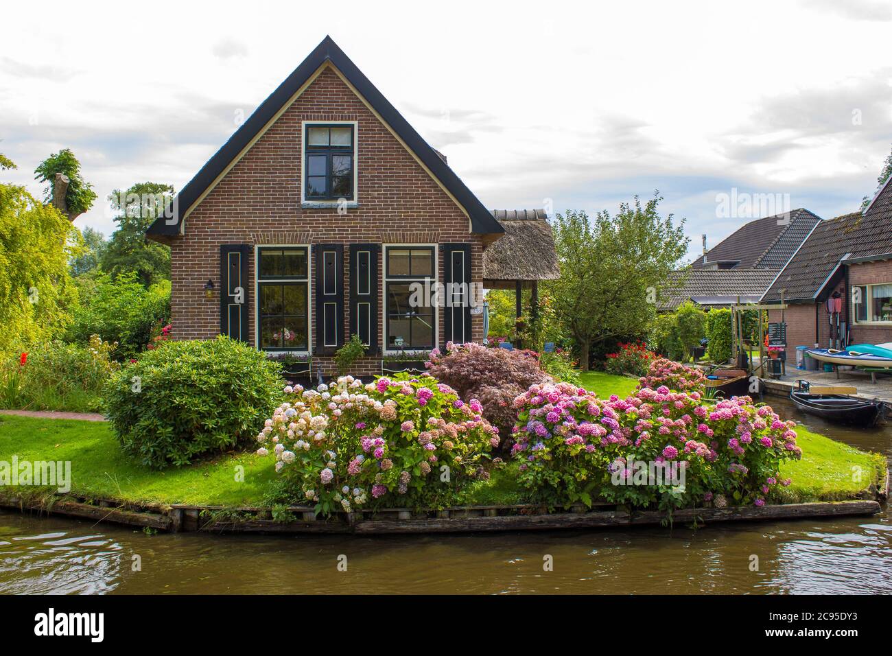 GIETHOORN, Niederlande - typisch holländische Grafschaft Seite der Häuser  und Gärten Stockfotografie - Alamy