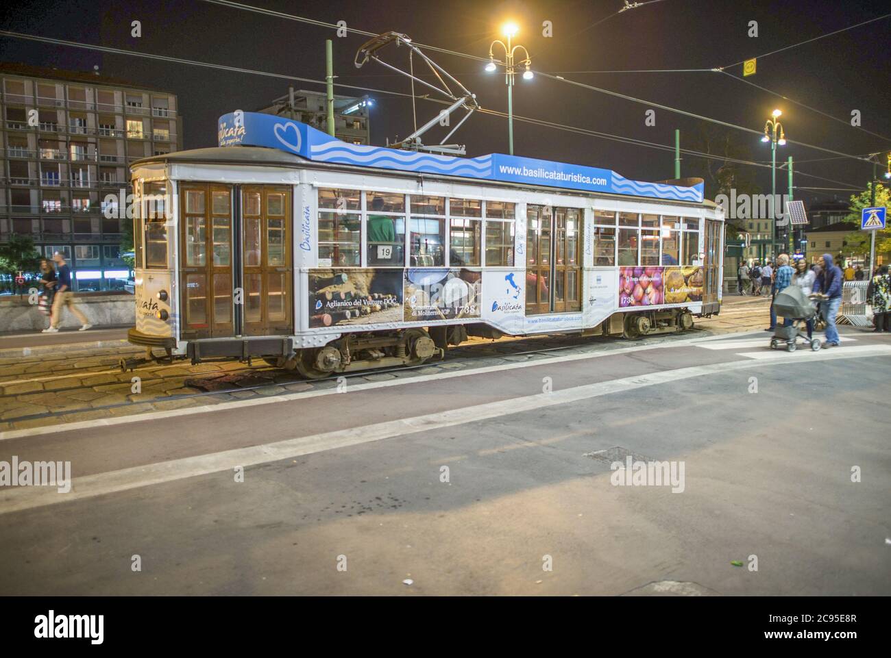 MAILAND, ITALIEN - SEPTEMBER 2015: Die Straßenbahn fährt nachts durch die Straßen der Stadt. Stockfoto