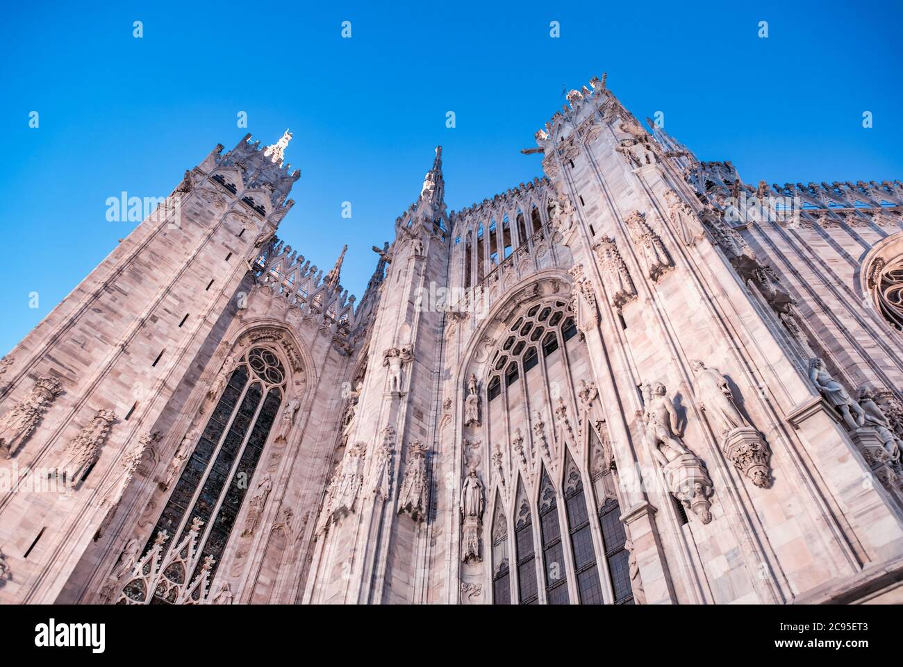 Mailand, Italien. Tolle Aussicht auf den Mailänder Dom, die Kathedrale bei Sonnenuntergang. Stockfoto