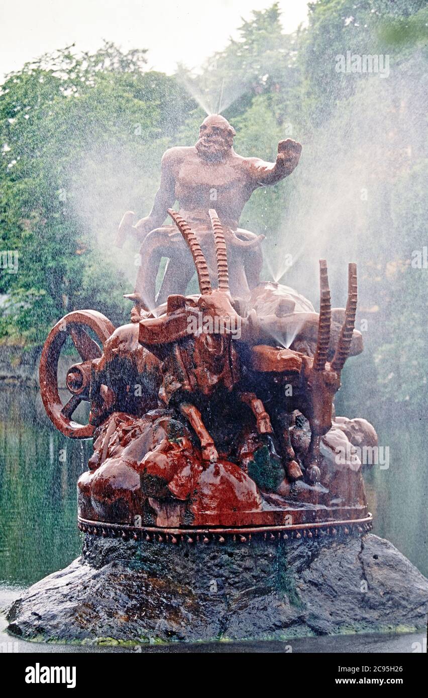 Eine statue, die den alten alten gott thor und seinen darstellt -Fotos