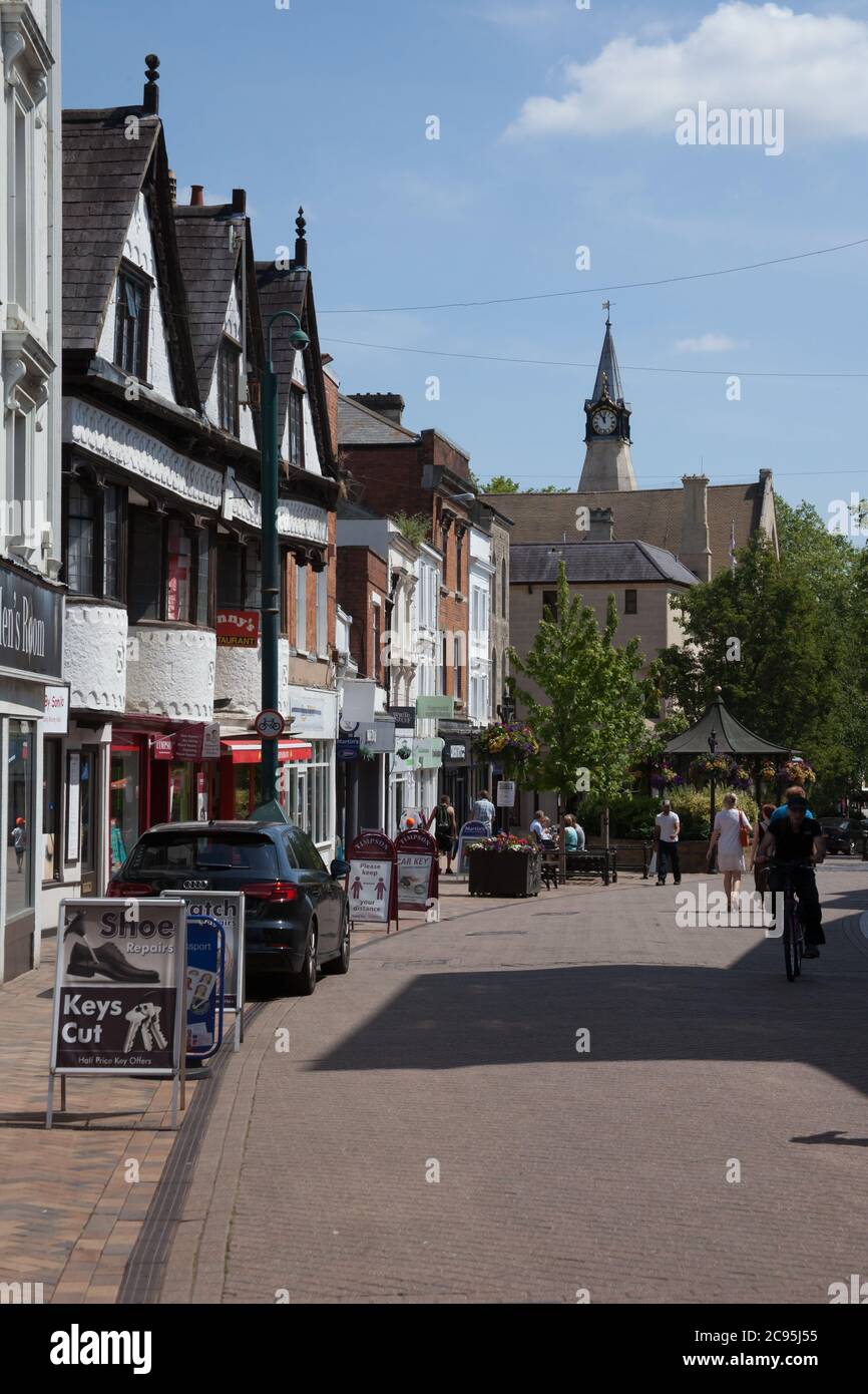 Geschäfte und das Rathaus an der High Street in Banbury in Oxfordshire in Großbritannien, aufgenommen am 26. Juni 2020 Stockfoto