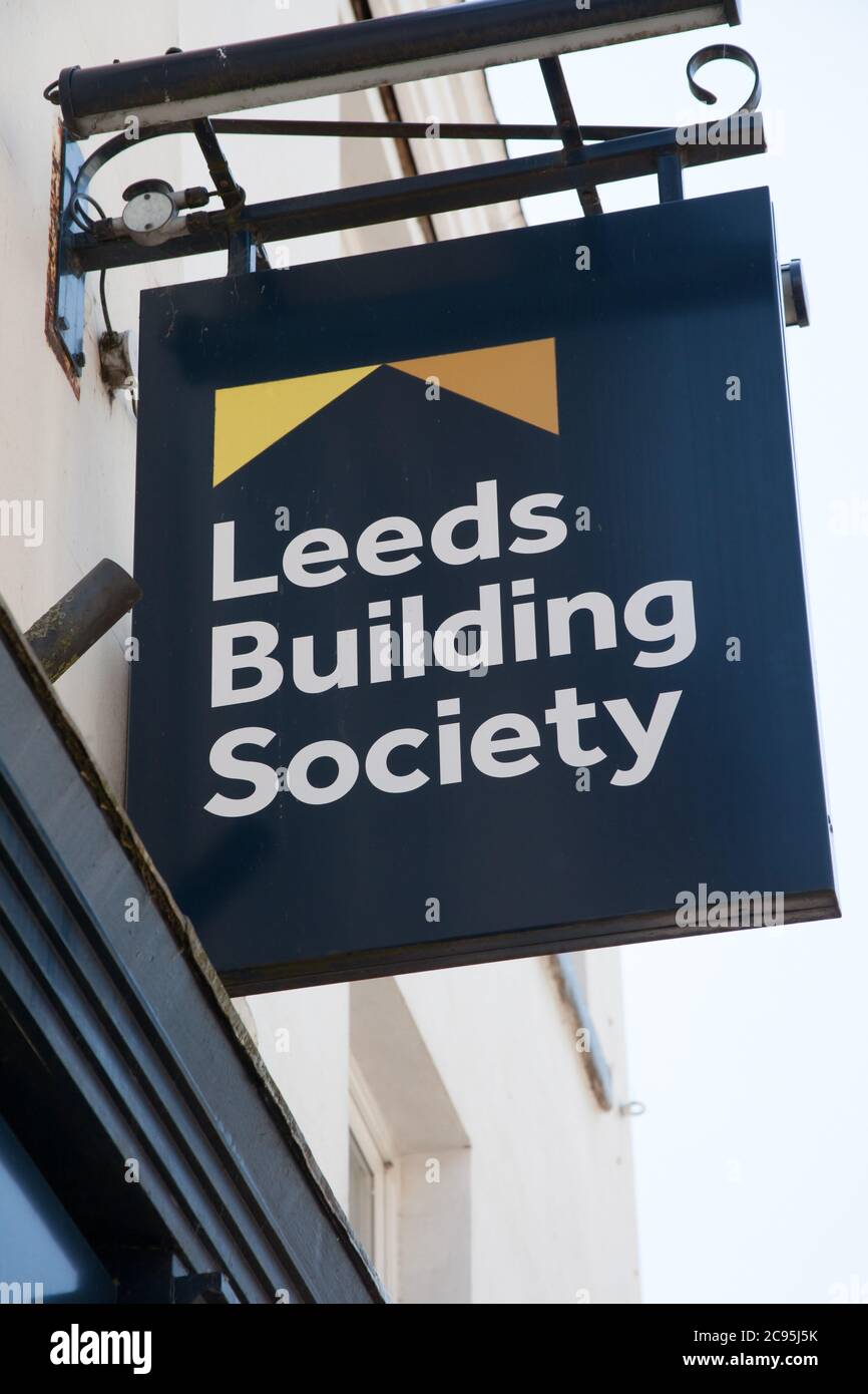 Das Leeds Building Society Schild, das über einer Zweigstelle in Großbritannien hängt, aufgenommen am 26. Juni 2020 Stockfoto