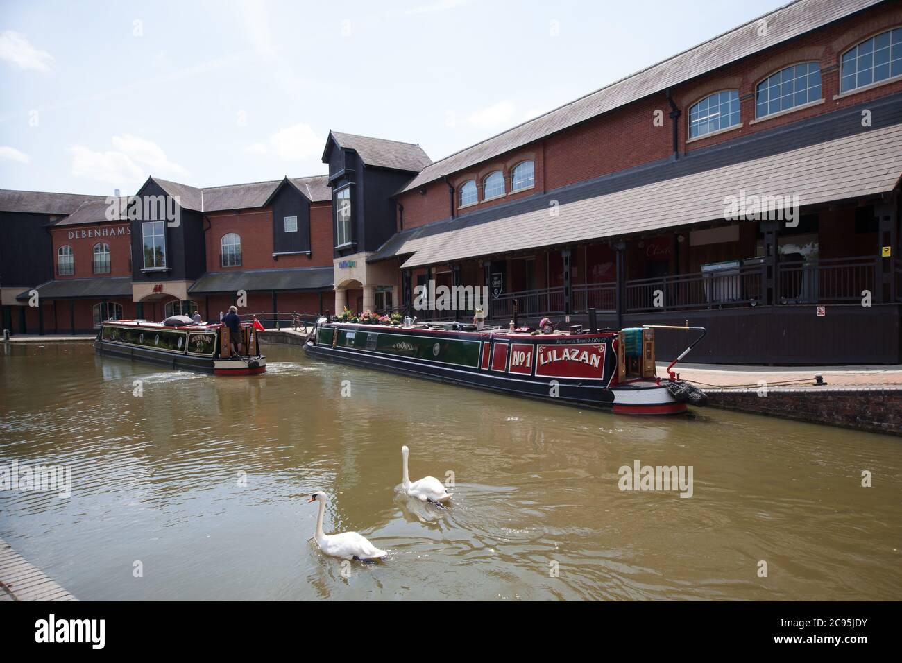 Narrowboats auf Banbury Lock, die am Castle Quay Shopping Centre in North Oxfordshire in Großbritannien vorbeifahren, aufgenommen am 26. Juni 2020 Stockfoto