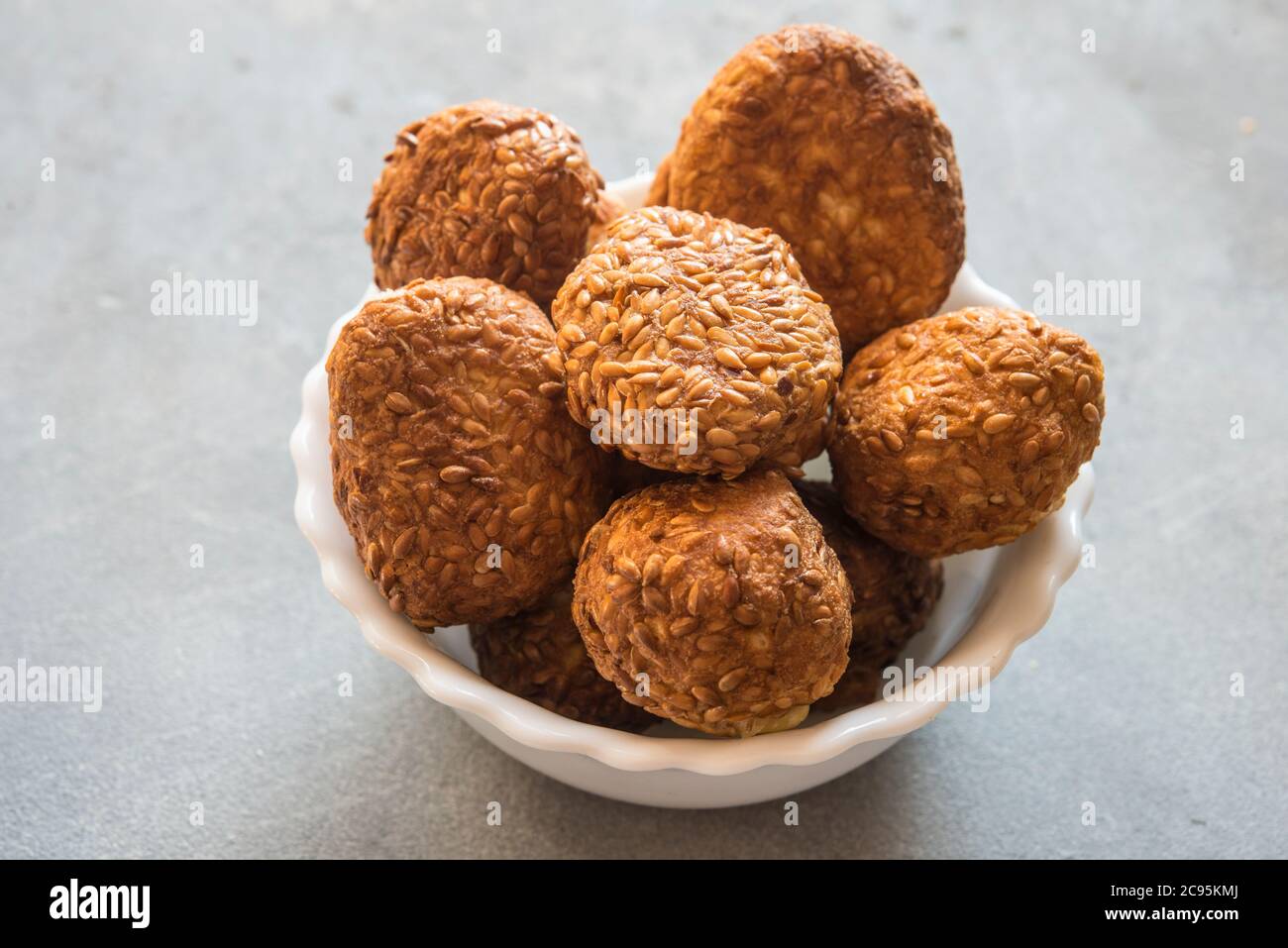 Til ke laddu ist ein Grundnahrungsmittel süß in vielen indischen Haushalten im Winter Stockfoto