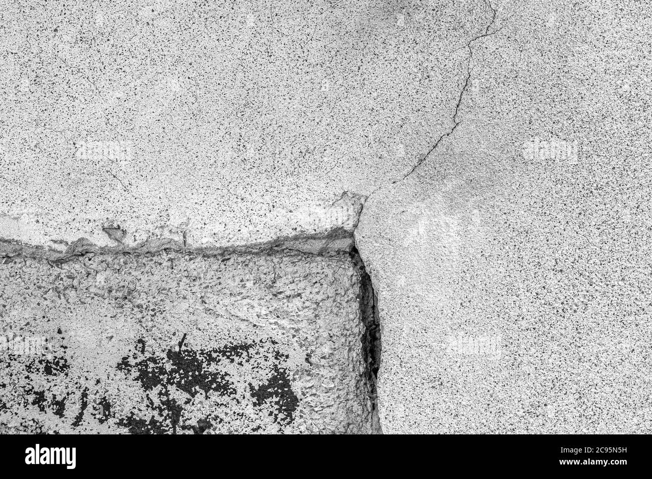 Eckhintergrundelement der zerstörten Wand mit Rissen und Kratzern Stockfoto