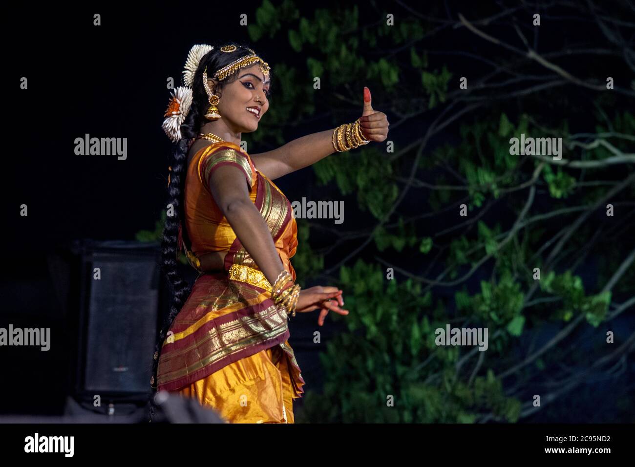 Indischer ethnischer Volkstanz während eines ethnischen Festivals in Jerusalem, Israel Stockfoto