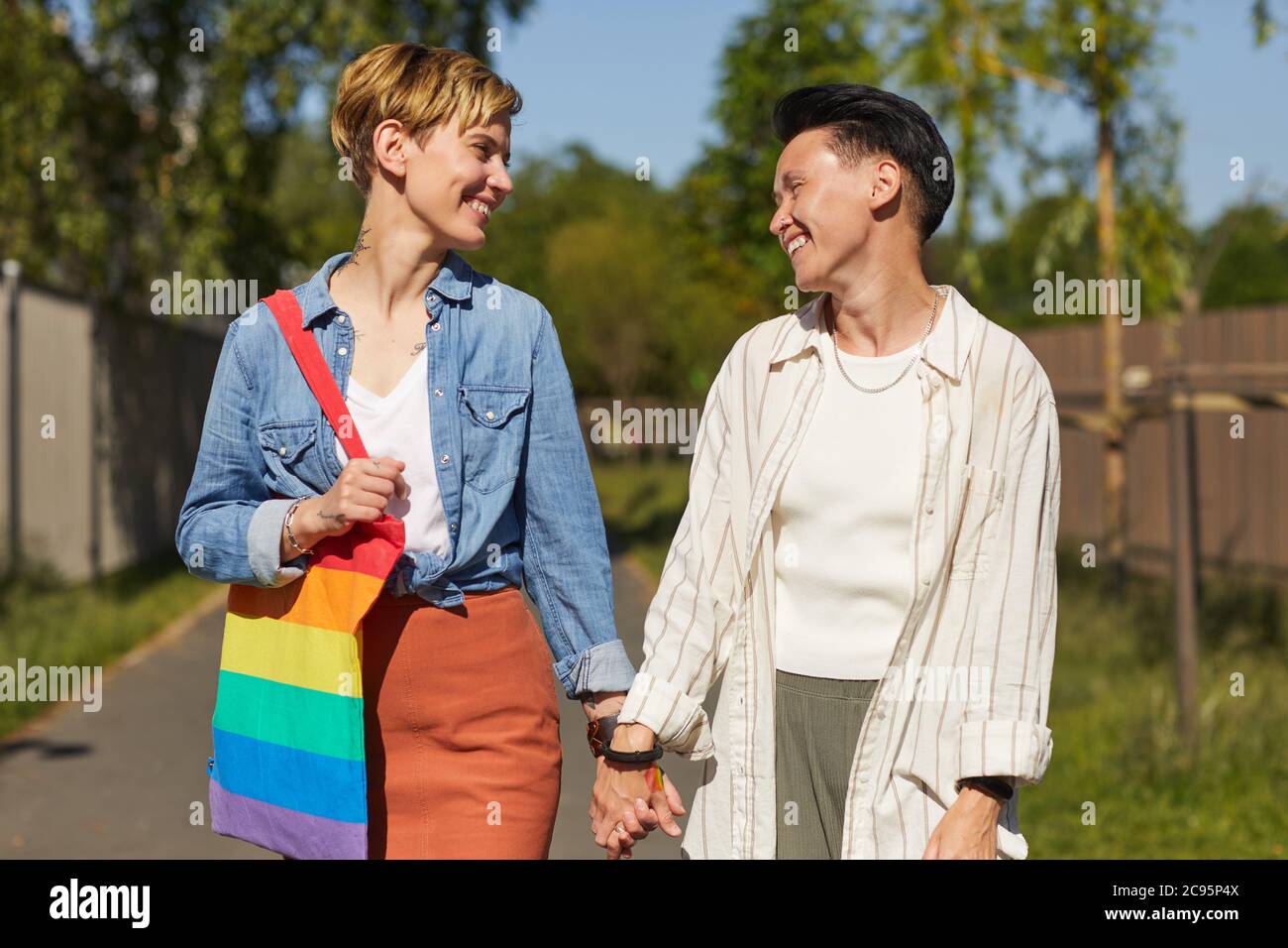 Zwei Bezaubernde Junge Lesben Haben Spaß Miteinander