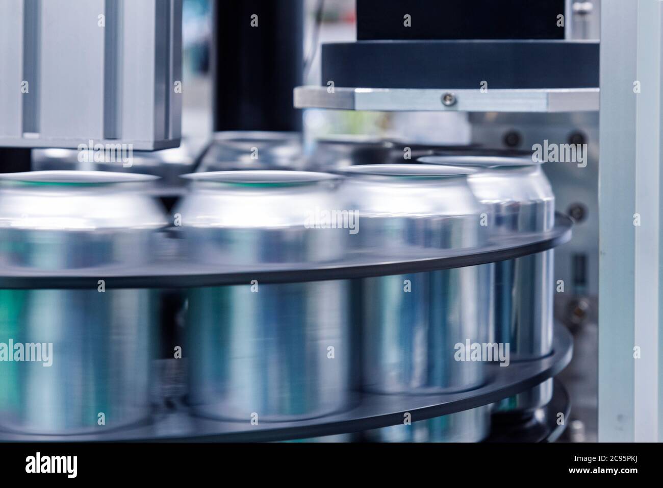 Leeren neuen Aluminiumdosen für Trinken Prozess bewegt sich in Factory Line auf Transportband Maschine an die Getränkeherstellung. Essen und Getränke Industrie Stockfoto