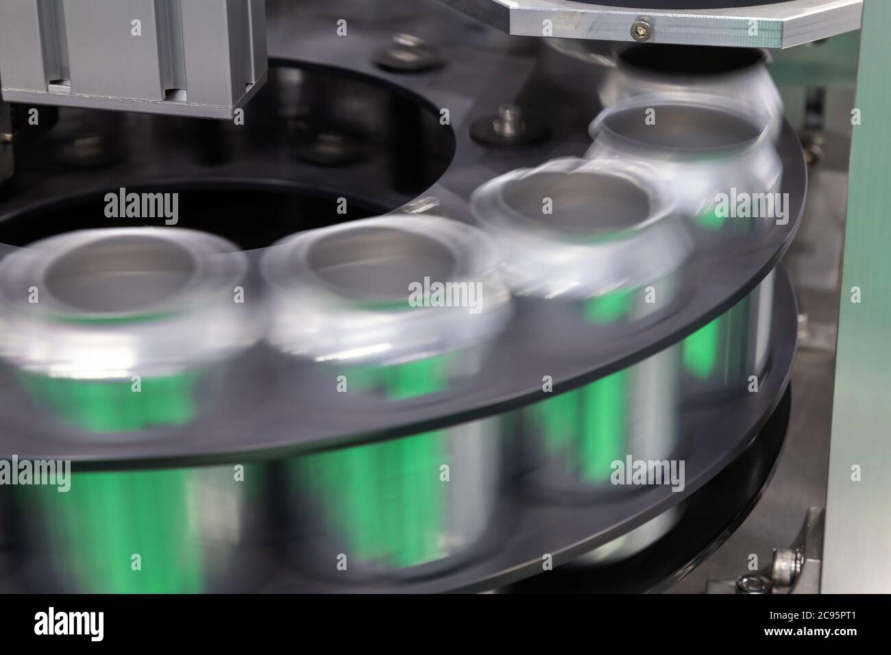 Leeren neuen Aluminiumdosen für Trinken Prozess bewegt sich in Factory Line auf Transportband Maschine an die Getränkeherstellung. Essen und Getränke Industrie Stockfoto