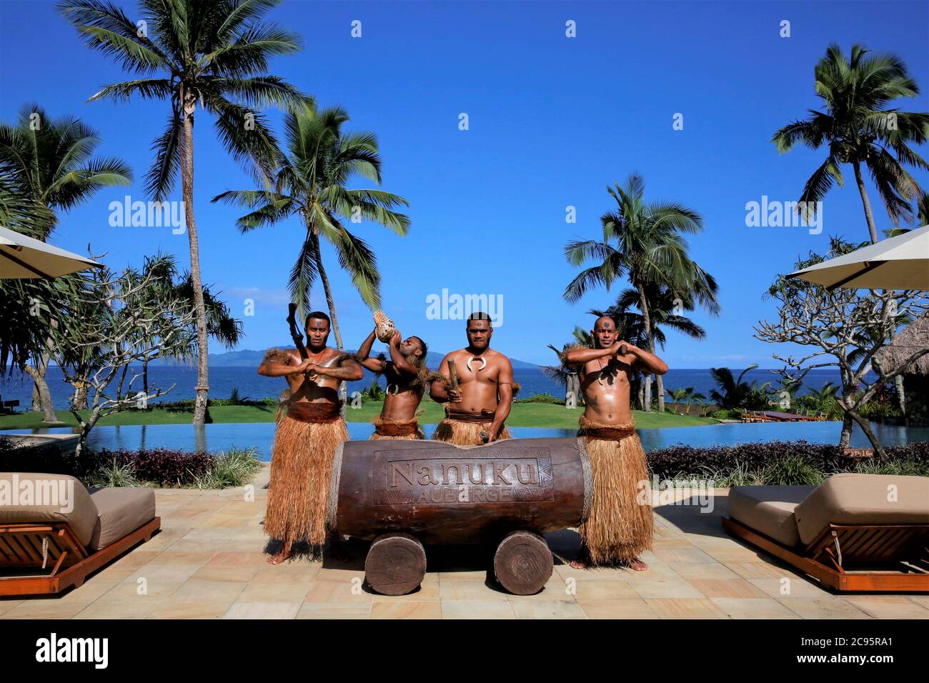 Suva. Juli 2020. Männer in Hula Röcken treten im Nanuku Auberge Resort in Fidschi auf, 21. Juli 2020. Als südpazifischer Inselstaat mit einzigartiger Kultur und natürlicher Schönheit schätzt Fidschi den Beitrag, den chinesische Touristen in den vergangenen Jahren zu seinem Tourismus geleistet haben, und chinesische Touristen sind herzlich willkommen, das tropische Paradies nach der COVID-19 Pandemie zu genießen, sagte der Geschäftsführer eines Fidschi-Resorts. Quelle: Zhang Yongxing/Xinhua/Alamy Live News Stockfoto