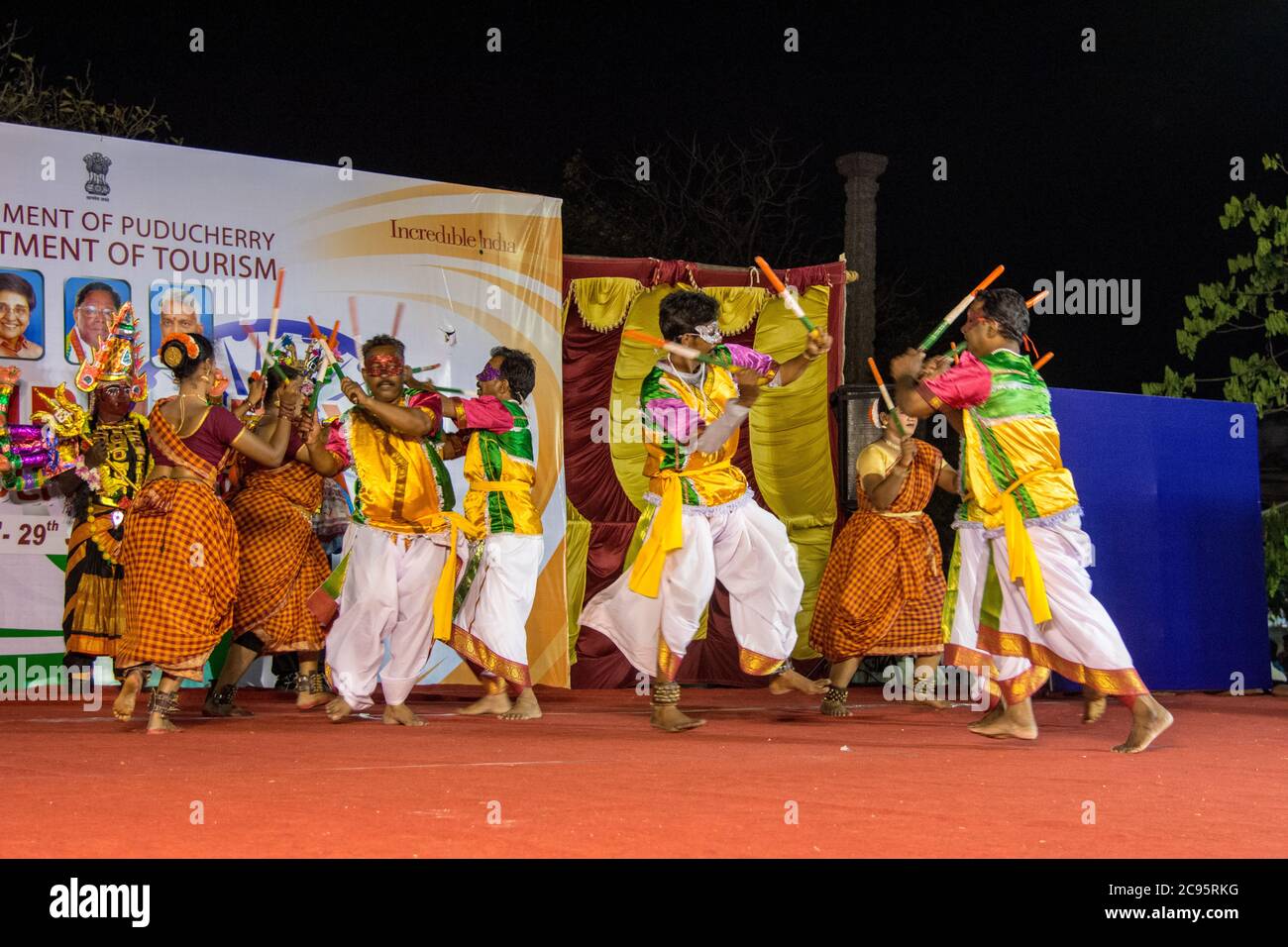 Indischer ethnischer Volkstanz während eines ethnischen Festivals in Jerusalem, Israel Stockfoto