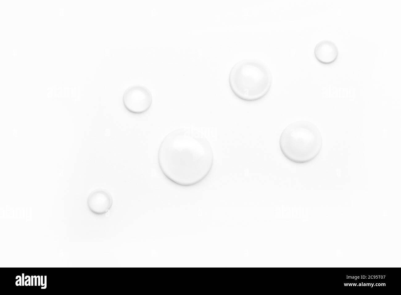 Wassertropfen auf weißem Hintergrund, Draufsicht. Minimalismus. Reinheit Stockfoto
