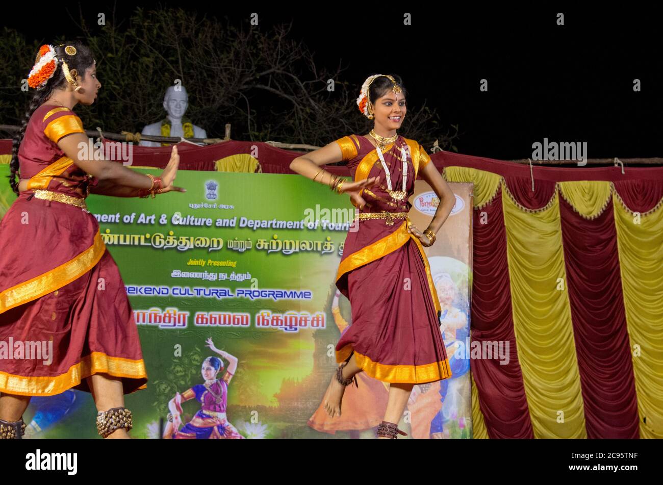 Indischer ethnischer Volkstanz während eines ethnischen Festivals in Jerusalem, Israel Stockfoto