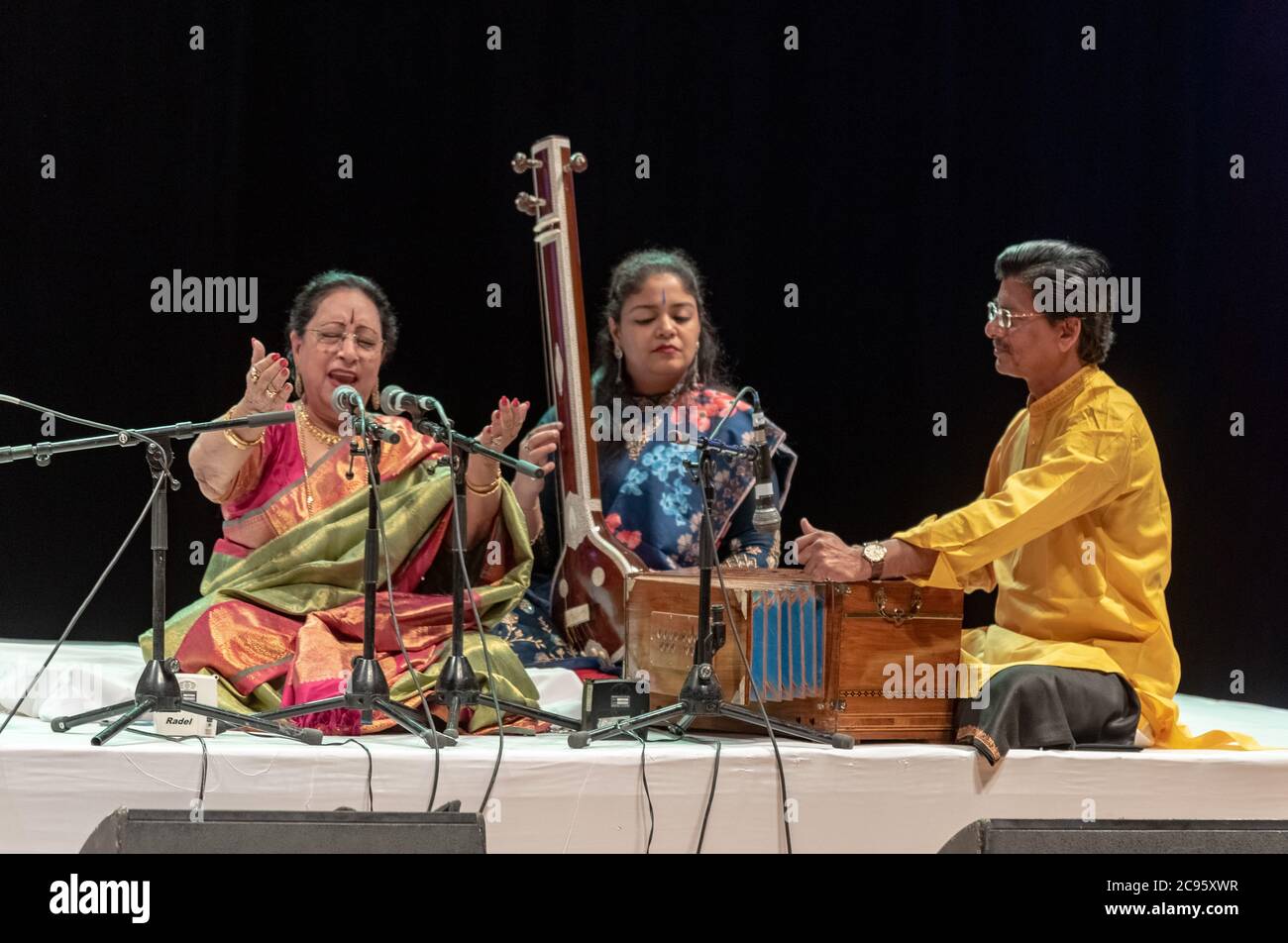 Indische ethnische Volksmusik während eines ethnischen Festivals in Jerusalem, Israel Stockfoto