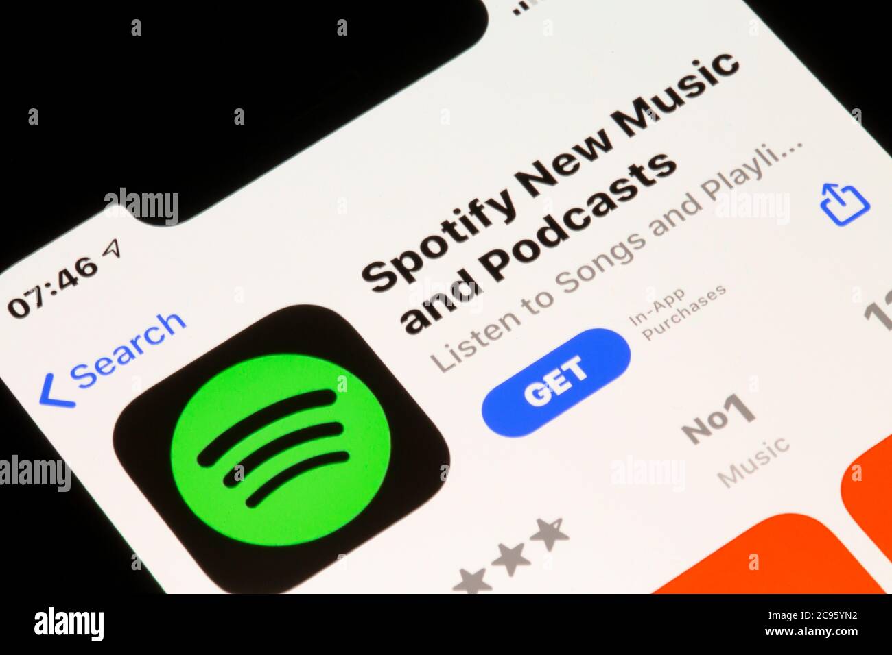 Ostersund, Schweden - 29. Juli 2020: Spotify App Icon auf einem Smartphone. Spotify ist ein schwedischer Anbieter von Musik-Streaming- und Mediendiensten. Stockfoto