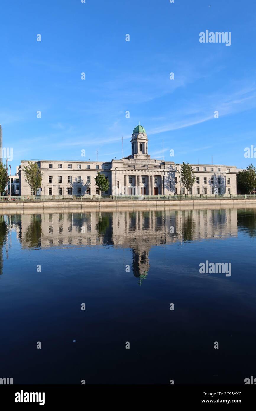 Rathaus, Albert Quay und der Fluss Lee, Stadt Cork, County Cork, Irland Stockfoto