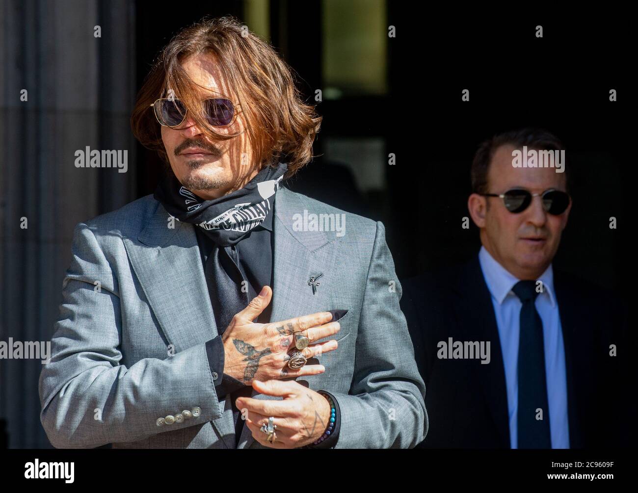 Der Schauspieler Johnny Depp kommt wegen seiner Verleumdung gegen die Zeitung der Nachrichtengruppe, die ihn als "Frau Schläger" bezeichnete, vor das hohe Gericht. Stockfoto