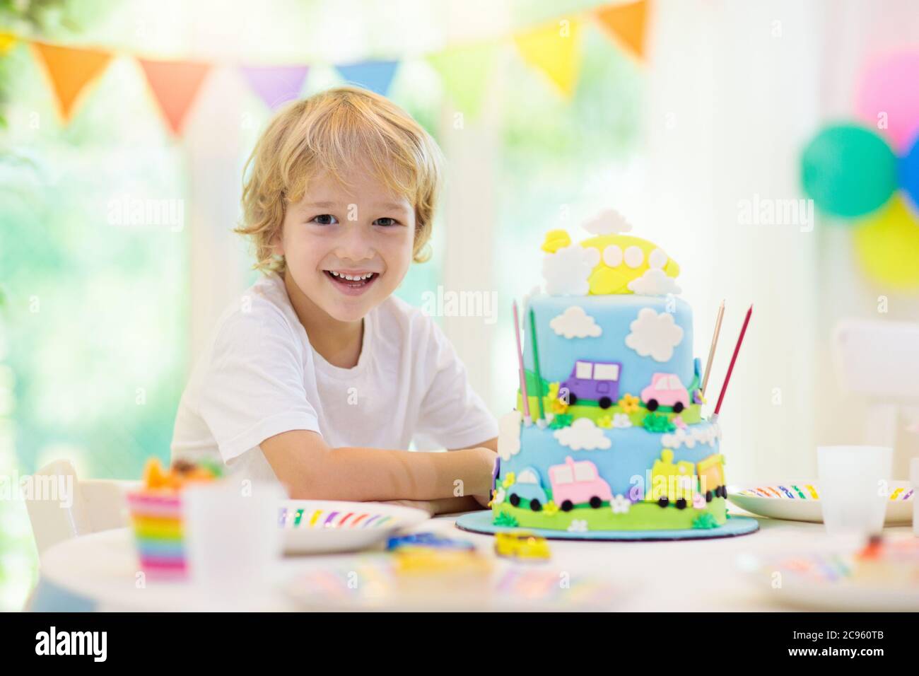 Kindergeburtstag Boy Kuchen Mit Auto Und Flugzeug Kind Blast Kerzen Auf Bunten Kuchen Party Dekorationen Regenbogen Flagge Banner Luftballons Ve Stockfotografie Alamy