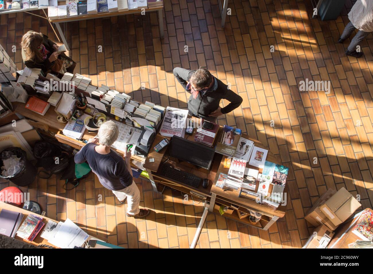 Ein Café in Paris Frankreich. Erhöhte Sicht auf die Serviertheke Stockfoto