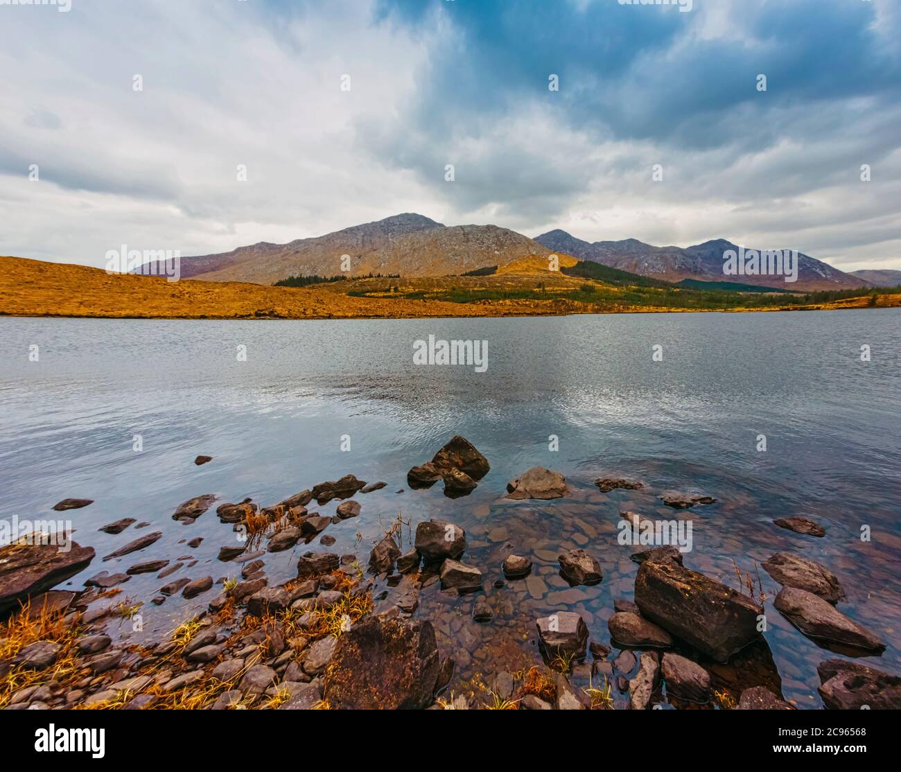 Derryclare Lough, oder See, Connemara Nationalpark, County Galway, Republik Irland. Irland. Stockfoto