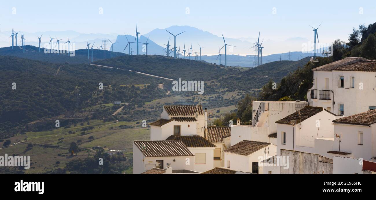 Gibraltar und Afrika von Casares aus gesehen, Provinz Malaga, Spanien. Windmühlen auf Hügeln. Stockfoto